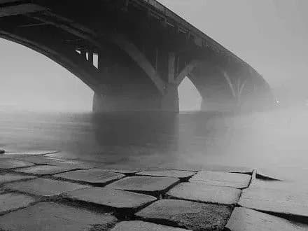 Чоловік скоїв самогубство стрибнувши з столичного мосту Метро