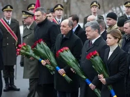 П.Порошенко разом з дружиною вшанував пам'ять героїв Крут
