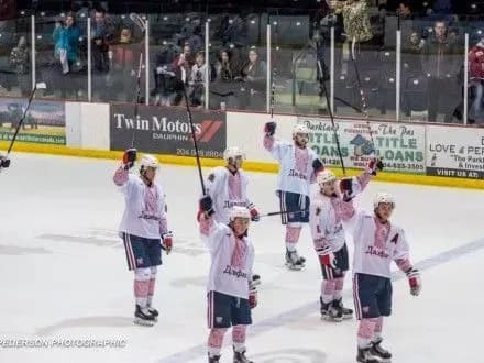 Канадські хокеїсти вдягли на матч вишиванки