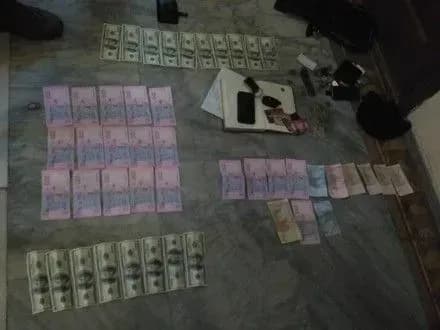 На Житомирщині затримали двох поліцейських під час отримання хабара