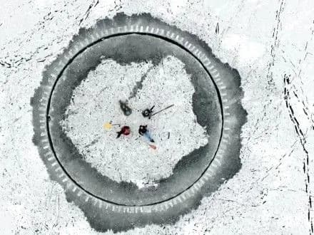 В Запорожье на льдине создали карусель