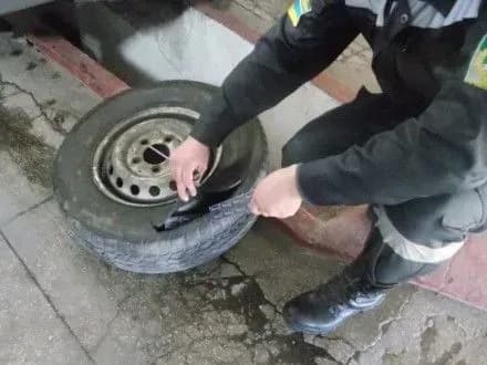 Більше 10 схованок, заповнених сигаретами, виявили на кордоні з Польщею, Білоруссю і Угорщиною