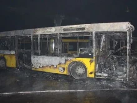 Автопарк горів у Києві: три автобуси згоріли, ще три - пошкоджено