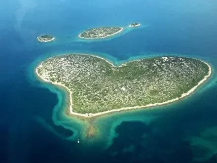 Троє скайдайверів влаштували політ над островом кохання