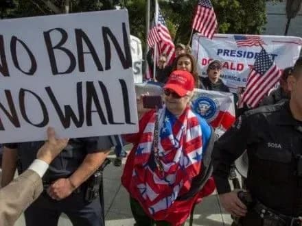 Десятки іммігрантів в США звільнили через участь в акції протесту