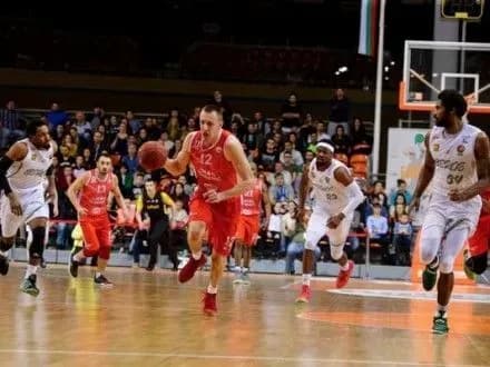 Украинские баскетболисты в составе своих команд проигрывают в финальных кубковых матчах