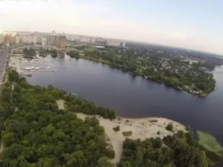 Київрада розірвала договір оренди 8 га землі Я.Табачником