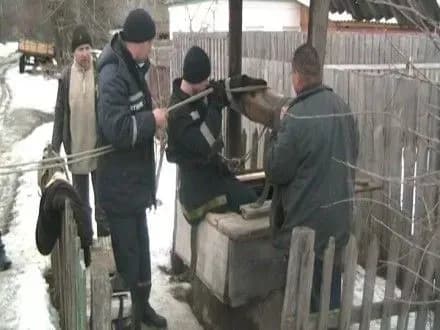 Жінка на Сумщині впала у 10-метровий колодязь