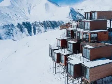 У Грузії відкрили готель-піраміду, збудований з корабельних контейнерів