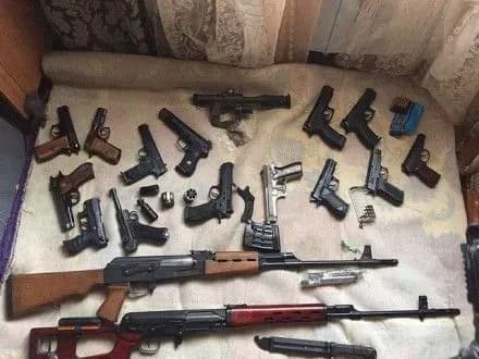 СБУ перекрила канал контрабанди стрілецької зброї