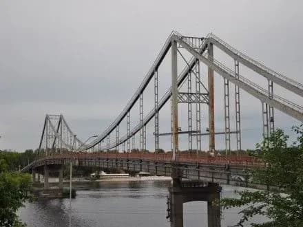 Чоловіка зняли з пілону Паркового пішохідного мосту в Києві