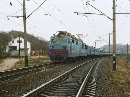 Чоловік стрибнув під потяг на вокзалі у Вінниці