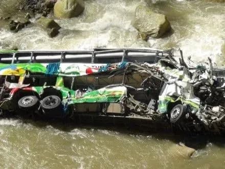 В Перу загинуло щонайменше 15 осіб через падіння автобусу з обриву