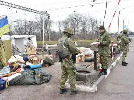 Активісти під стінами Чернівецької ОДА очікують на приїзд представників місцевої влади