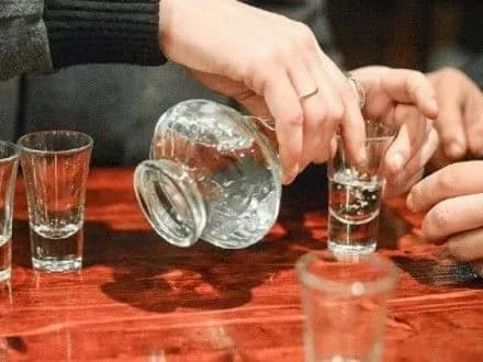 При отруєнні сурогатом надати допомогу вдома неможливо – лікар