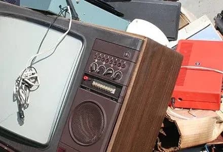 Правительство ввело ограничения на использование опасных отходов в электрических и электронных приборах