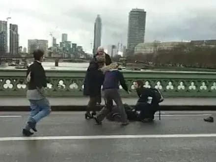 По меньшей мере пятеро пострадали в результате наезда авто на Вестминстерском мосту в Лондоне - СМИ