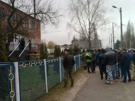 Копачі бурштину на Рівненщині розпочали пікет райвідділу поліції