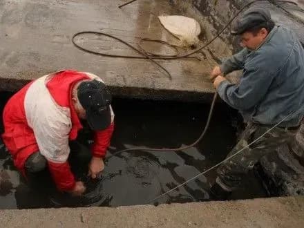 Комунальники проводять обстеження зливостоків