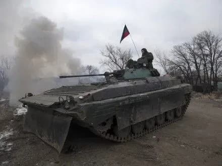 Бойовики стріляли з бронетехніки у районі Докучаєвська