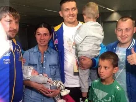 Боксер О.Усик повернувся в Україну після перемоги у США