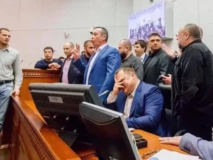 Сесія міськради Дніпра не відкрилася через баталії в залі