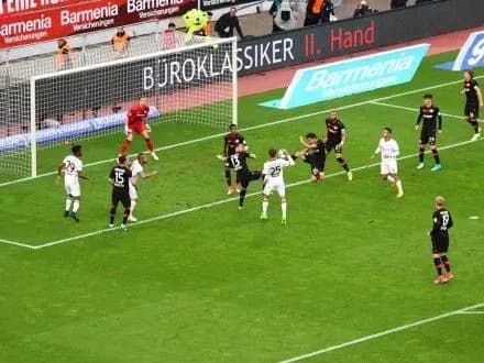 "Байер" в меньшинстве одержал ничью в матче с "Баварией"