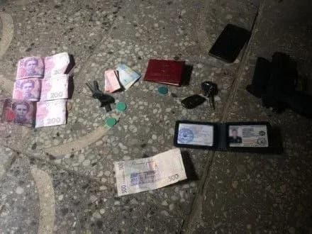 Поліцейського на Львівщині затримали на хабарі у 22 тис. грн