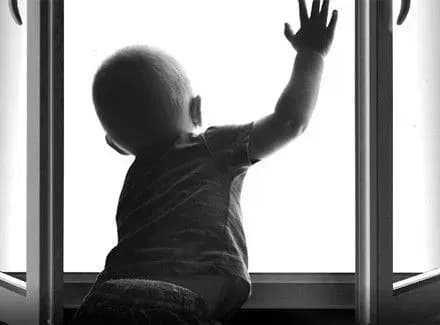 Семирічна дитина випала з вікна на Донеччині