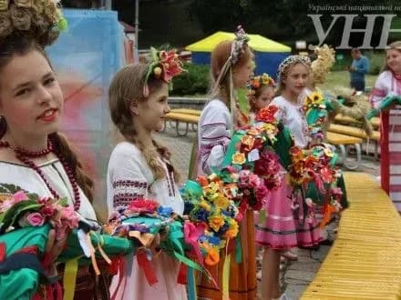 У Києві сплели рекордно довгий вінок