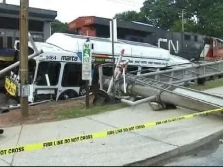 Понад 35 чоловік постраждало в результаті ДТП з автобусом в США