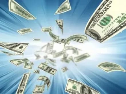 Минулого року українські заробітчани переказали до України близько 7 млрд доларів