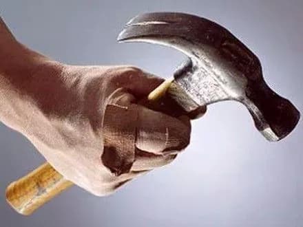 Донецькі правоохоронці спіймали чоловіка, який молотком забив матір