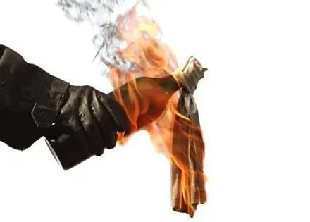 Невідомі закидали ресторан коктейлями Молотова у Парижі