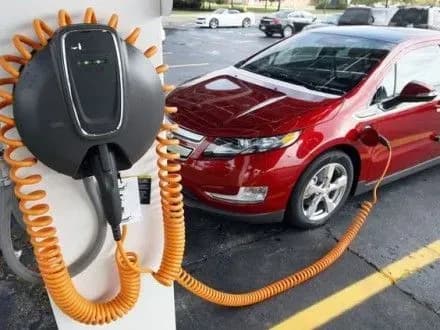 Нідерландці розробили асфальт, що заряджає електрокари