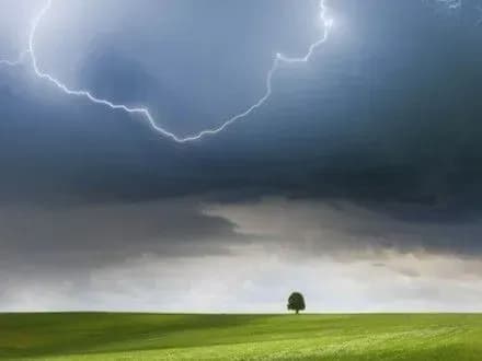 Сьогодні в Україні атмосферний фронт принесе грозові зливи