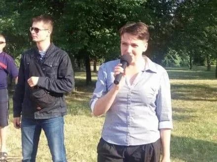 Надію Савченко закидали яйцями в Миколаєві