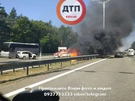 Автомобиль загорелся на Бориспольськой трассе в результате ДТП
