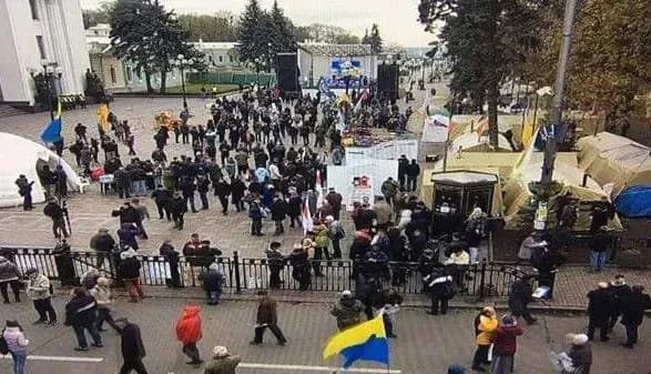 Сьогодні під ВР зібралося близько 400 мітингувальників