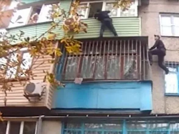 У Маріуполі чоловік утримував у заручниках власну дружину і 7-річну доньку