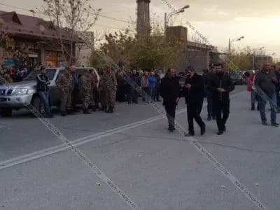 У Вірменії чоловік з ножем напав на дитсадок і взяв заручників