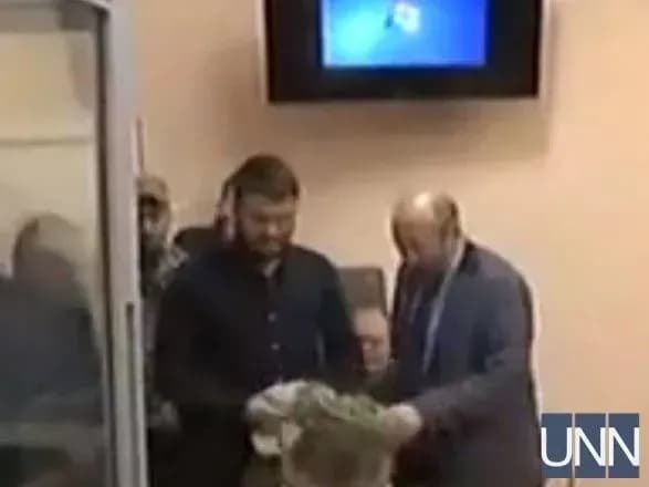 "Дело рюкзаков": Авакова-младшего выпустили из стеклянного бокса к адвокатам