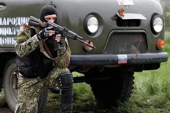 На Донбасі бойовик на автомобілі збив цивільну особу