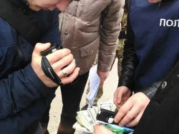 Прокурора на Рівненщині затримали на хабарі в 2,5 тисячі доларів