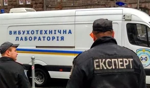 Вибухівки в аеропорту Івано-Франківська не виявили