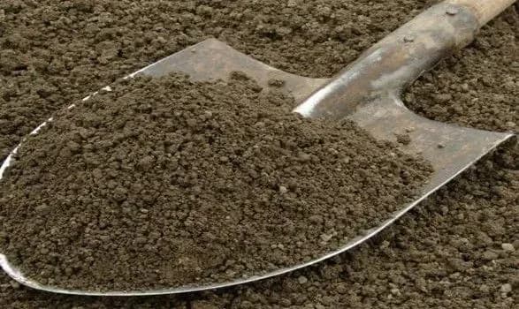 На Запоріжжі чоловіка, який копав металобрухт, засипало землею