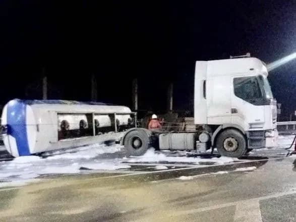 Бензовоз із паливом перекинувся біля Львова