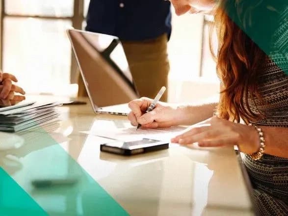 Зарплата жінки в Україні на 20% менша, ніж отримує чоловік