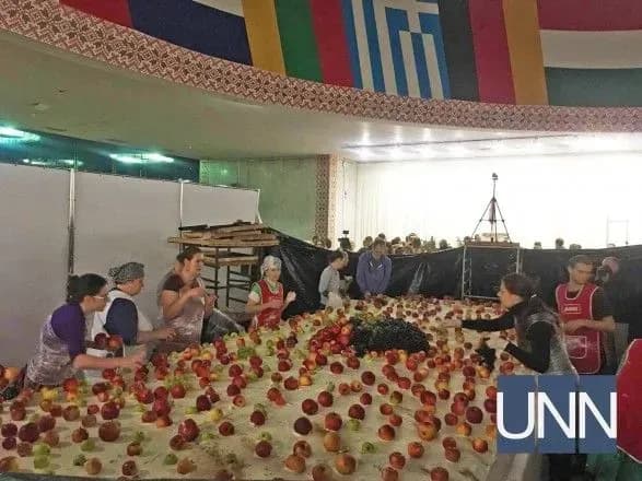 Украинцы испекли самый тяжелый вегетарианский торт в мире