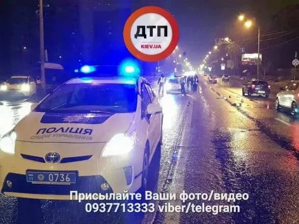 У Києві автомобіль збив двох пішоходів-порушників
